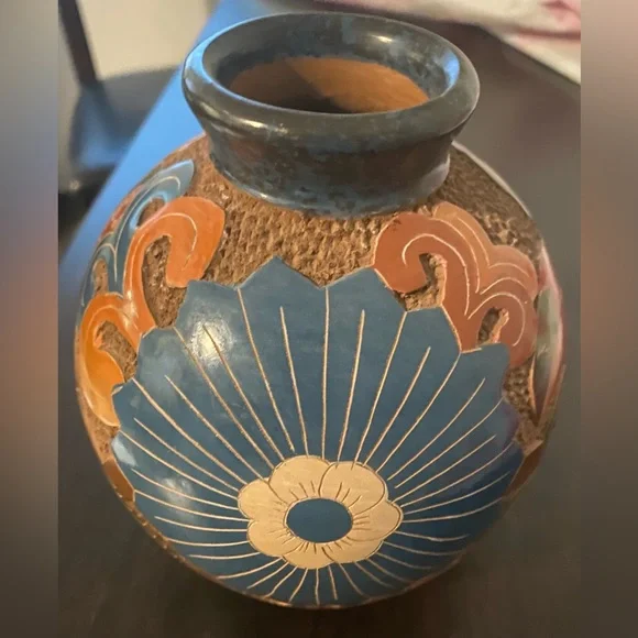 Roger Calero Pottery from Nicaragua. - Picture 4 of 5